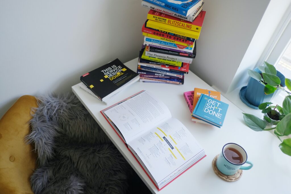 机の上に勉強中の本と紅茶がが置いてある様子